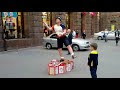 Видео Клоун-жонглер и малыш (Ст м. Хрещатик) Киев.