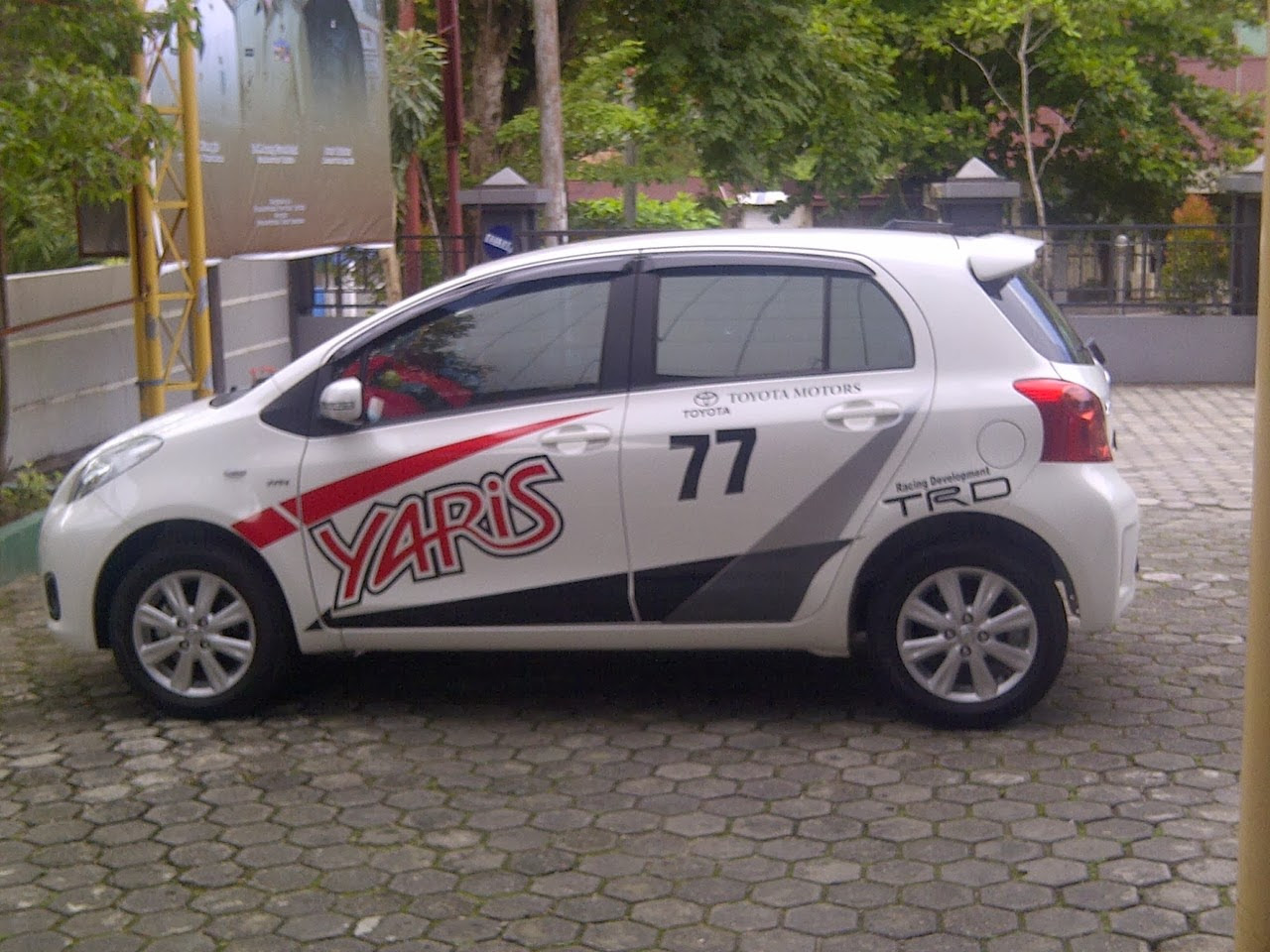 CUTTING STICKER MOBIL DAN MOTOR TANGERANG MURAH  JL. raya 