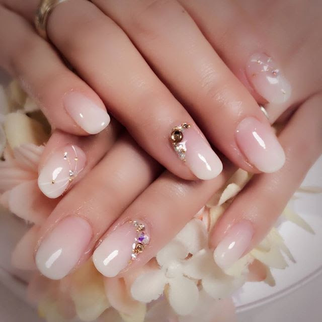 お客様ネイル シンプルなベースデザインにゴールドを基調にしたストーンアートを加えました 白グラデ 白グラデーション 白グラデーションネイル ウエディングネイルちなみにこの方はウエディング用ではございません 笑 デイリーでも素敵です シンプルネイル 大人