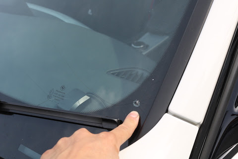 Bmwのフロントガラス交換 純正同等のoemと部品の再利用で負担は最小限 デントリペア ウインドリペア専門店 大阪 交野市のデントスマイル 京都 奈良 滋賀 兵庫からでも日帰り修理可能
