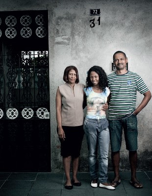 DESVANTAGEM Ariane entre a mãe, Marisa, e o pai, Lenaldo. Ela tem menos chance  de entrar na universidade (Foto: Camila Fontana/ÉPOCA)