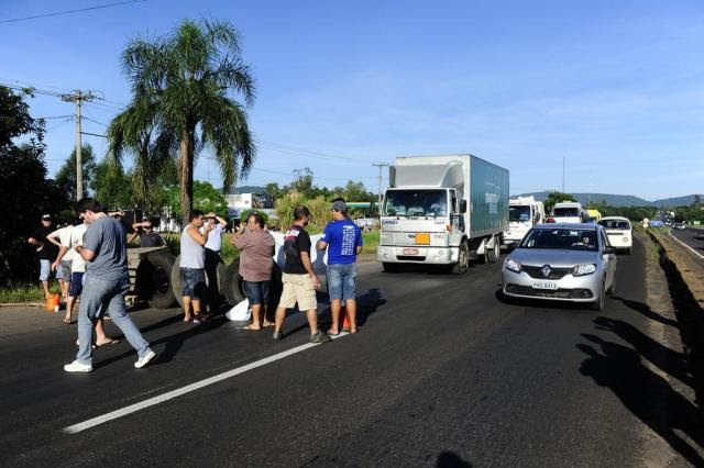 Caminhoneiros fazem protesto na BR-386, em Tabaí Ronaldo Bernardi/Agencia RBS