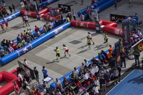 En el Paseo Fluvial se instalarán 18 medias pistas. :: hoy