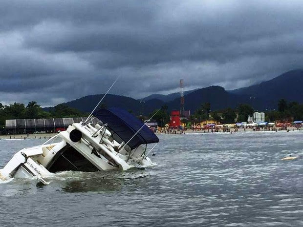 Lancha afundou próximo à praia da Enseada, em Bertioga, SP (Foto: G1)