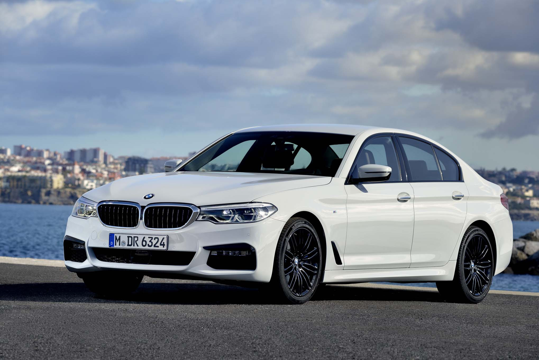 2017 BMW 540i front three quarter 07
