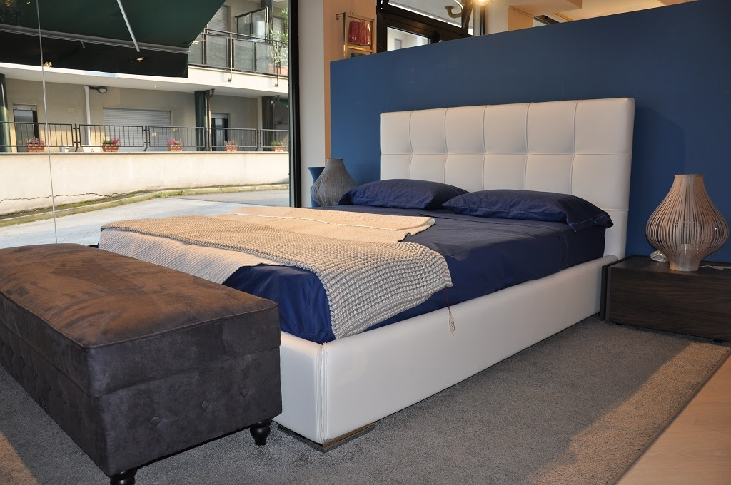 Town, letto moderno imbottito in ecopelle bianco con ...