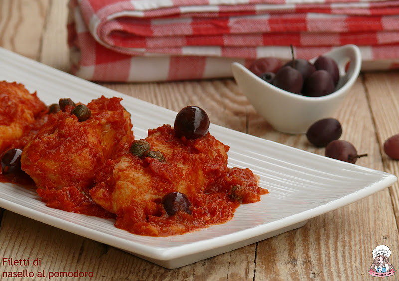 Filetti di nasello al pomodoro olive e capperi