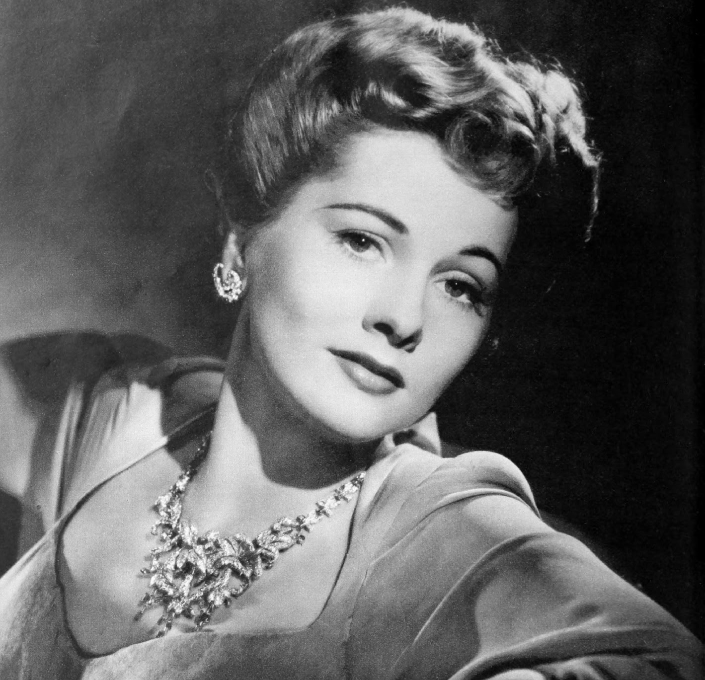 http://upload.wikimedia.org/wikipedia/commons/a/a7/Joan_Fontaine_1942.jpg