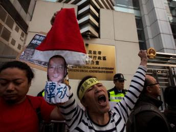 香港民主派团体敦促北京释放中国诺贝尔和平奖得主刘晓波和妻子刘霞2013年12月25日。 Reuters/路透社