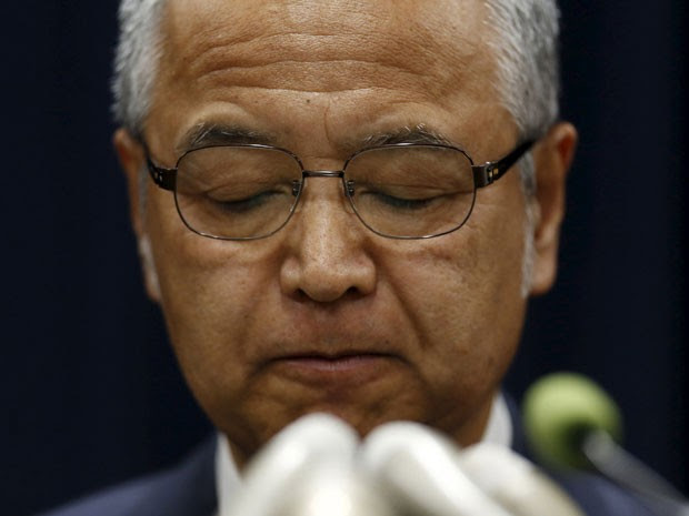 Ministro da economia Akira Amari durante uma coletiva de imprensa em Tóquio, nesta quinta-feira (28) (Foto: Reuters)