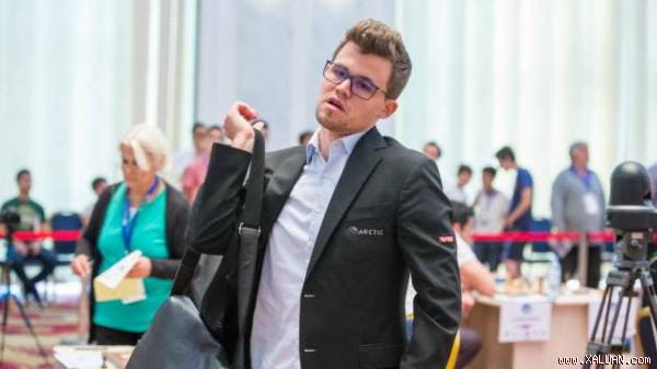 Địa chấn ở Cúp thế giới, Vua cờ Magnus Carlsen bất ngờ bị loại