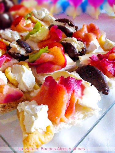 Canapes and figs with gorgonzola