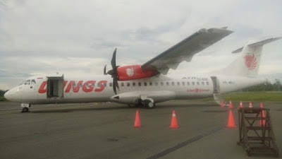 Saumlaki, Malukupost.com - Pesawat Wings Air nomor penerbangan IW 1517 dengan registrasi pesawat PK WHJ dari Saumlaki ke Ambon, Kamis sore (30/11) mengalami insiden dan terpaksa kembali mendarat darurat di Bandar udara Mathilda Batlayeri,Saumlaki. Kepala Kantor Unit Penyelenggara Bandar Udara (KUPBU) Mathilda Batlayeri Saumlaki, Chairul Humam dikonfirmasi mengatakan, pesawat jenis ATR 72 yang dipimpin oleh Kapten Sucahyadi itu awalnya take off pada pukul 14.56 WIT menggunakan runway 1, namun pada pukul 14.58 WIT Kapten melaporkan kejadian engine failure dan meminta mendarat kembali dengan menggunakan rumway 29. “Jadi pada saat di ketinggian sekitar 500 feet, engine pesawat nomor dua atau di bagian kanan mengalami masalah dan tiba-tiba mati,”ungkapnya.