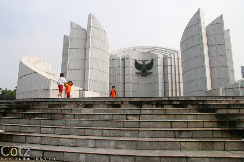 Main Bola di Monumen Pancasila