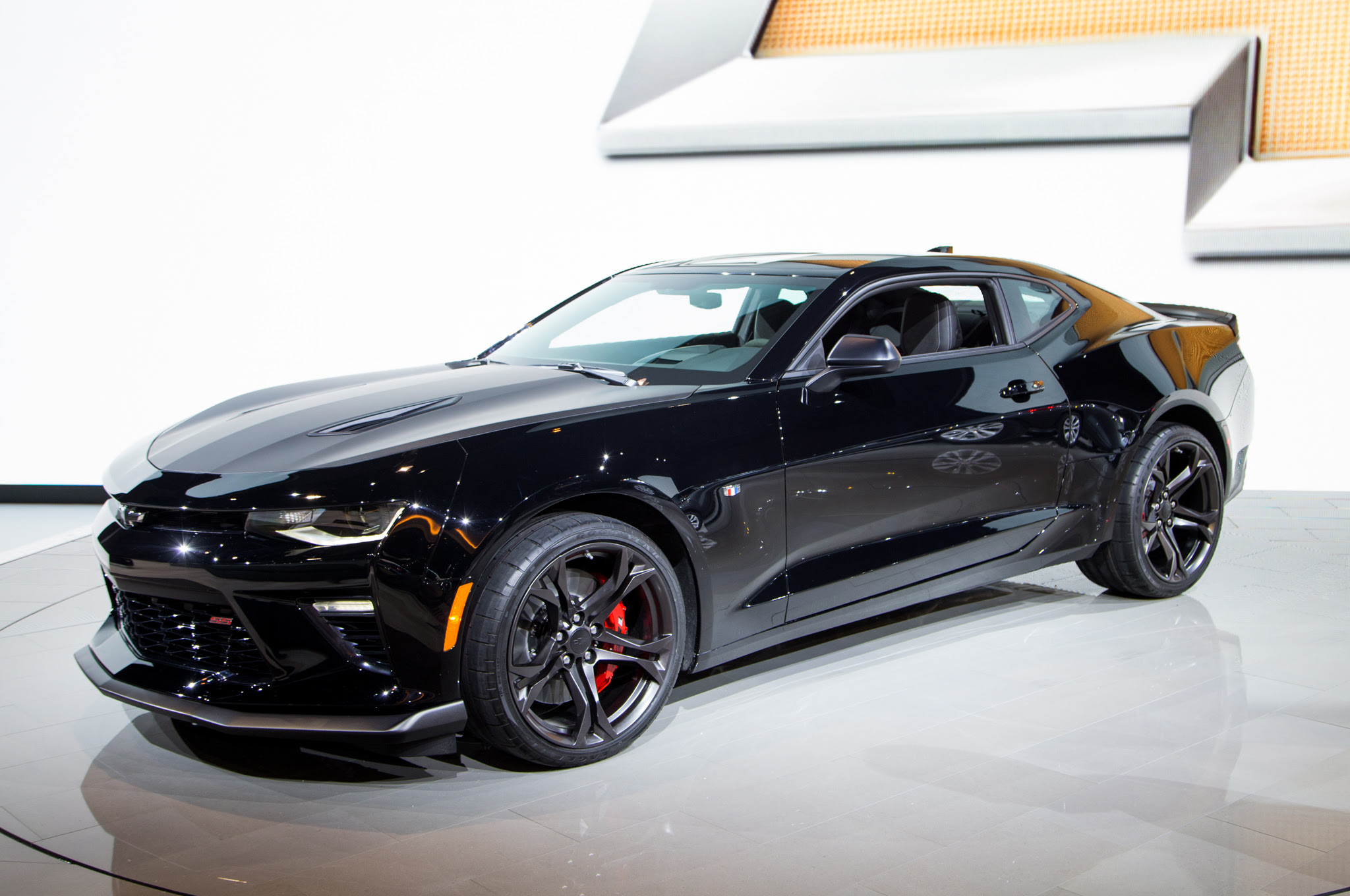 2017 Chevrolet Camaro 1LE front three quarter 02 1