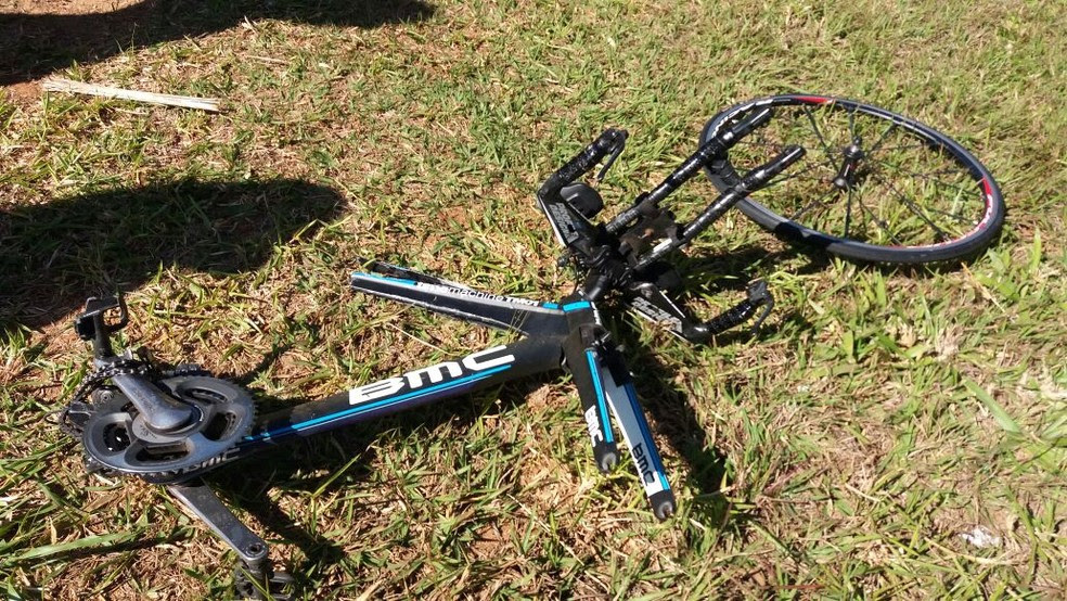 Bicicleta de uma das vítimas ficou destruída após acidente fatal na Rodovia dos Bandeirantes, em Limeira (Foto: Gustavo Biano / EPTV)