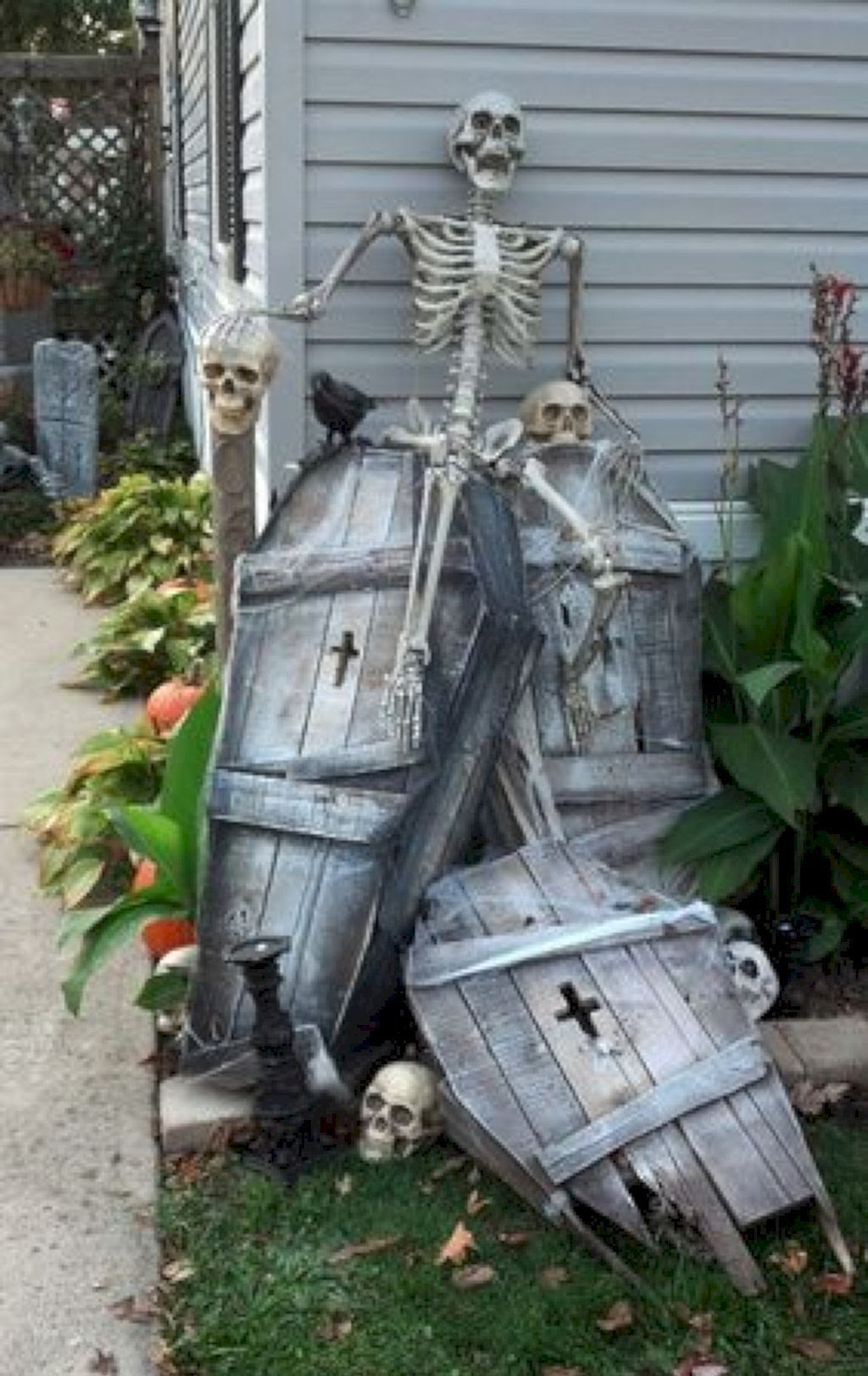38 Amazing Halloween Outdoor Decorations Ideas  HMDCRTN