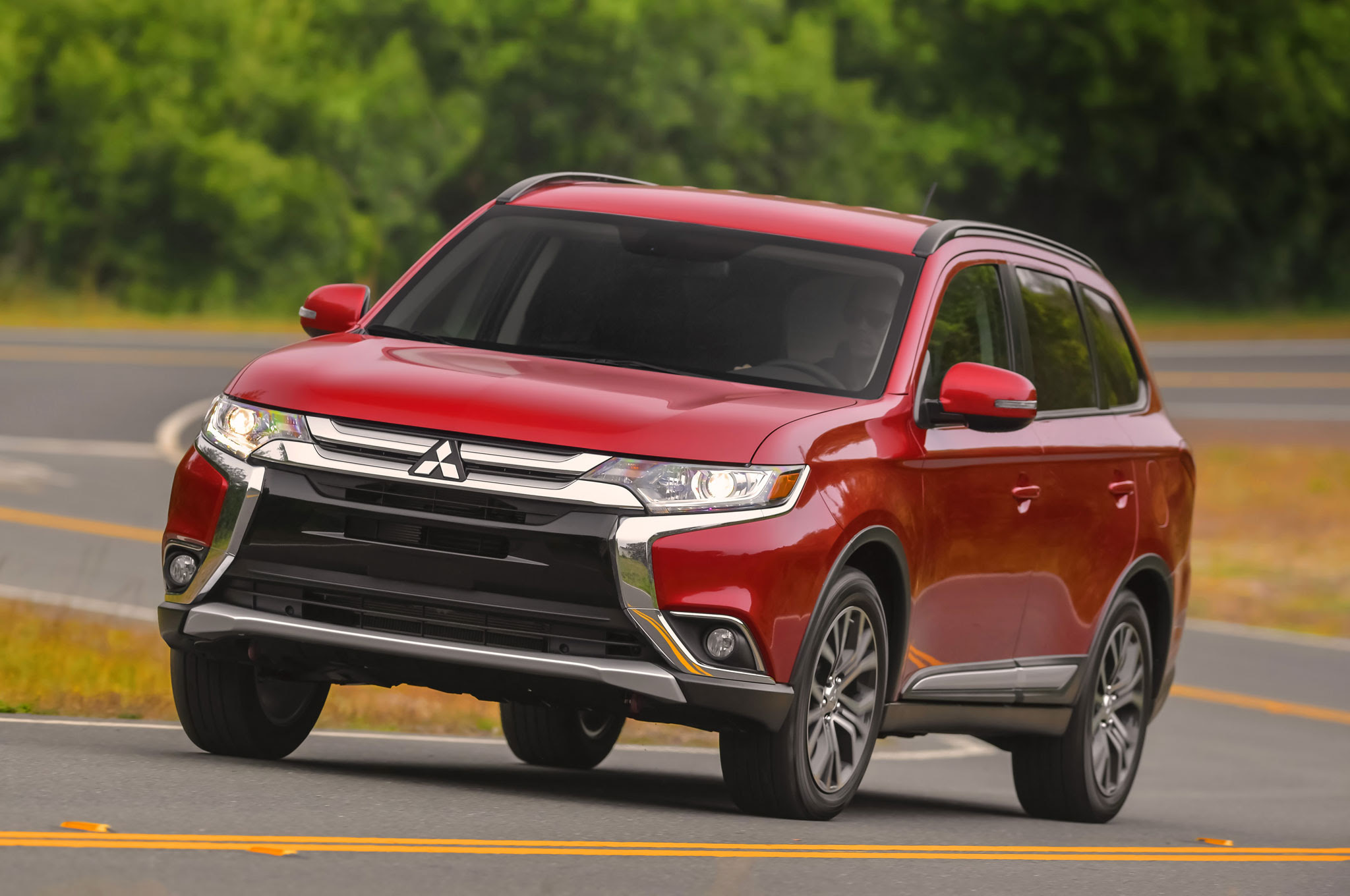2016-Mitsubishi-Outlander-front-three-quarter-06