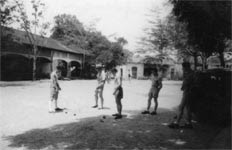la pétanque pendant une pause ses sous-officiers