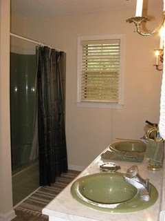 What color walls for this avocado bathroom?