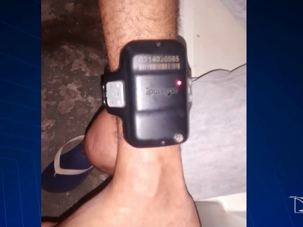 Fabio Junior Ribeiro Paulino e Itamar Neves Vieira cumprem pena alternativa em Santa Inês utilizando tornozeleiras eletrônica (Foto: Reprodução/TV Mirante)