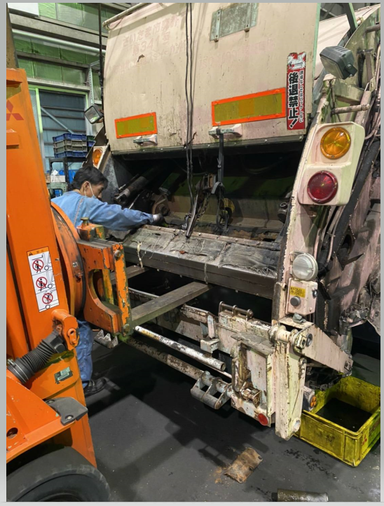 極東開発工業製 プレス式塵芥車 パッカー車 修理 綾瀬サービスセンター 相模原市の山口自動車株式会社 修理 貸切バス Ym