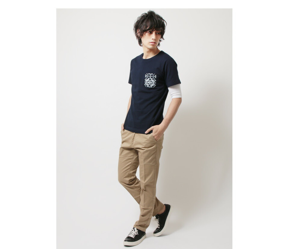 プリントtシャツとカットソーの重ね着コーディネート