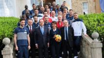 VIDEO. Hollande rend visite aux Bleus à Clairefontaine : une petite blague pour chaque joueur