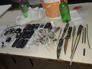 Facas, drogas e celulares foram achados nesta terça (13) e quarta-feira (14) (Foto: Cedida)