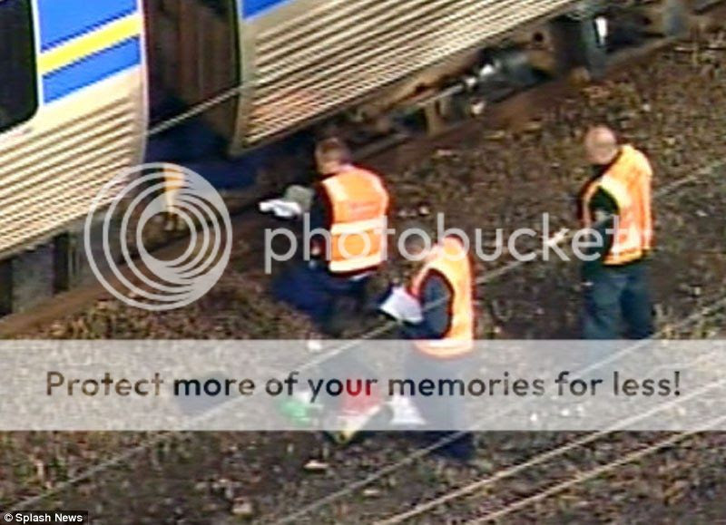 Petugas segera menyelamatkan bayi yang dikira tewas saat terlindas kereta api tersebut
