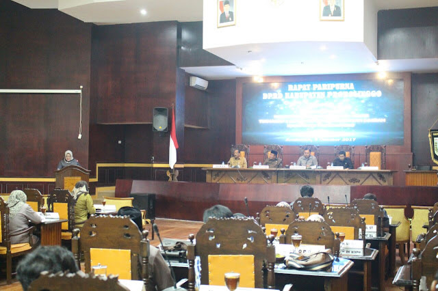Rapat paripurna yang dipimpin Wakil Ketua DPRD Wahid Nurrahman ini dihadiri oleh Pimpinan dan segenap anggota DPRD Kabupaten Probolinggo. http://ift.tt/1uCIUps