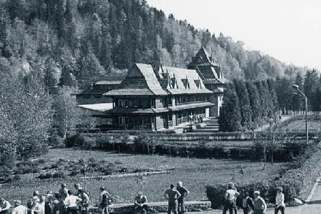 Τα εργατικά σωματεία εξασφάλιζαν τις καλύτερες τουριστικές περιοχές για τους εργαζόμενους και κατασκεύαζαν τουριστικές υποδομές που για την συντριπτική πλειοψηφία των συναδέλφων τους στη Δύση αποτελούσαν άπιαστο όνειρο