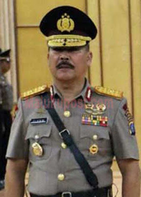 Ambon, Malukupost.com - Kapolda Maluku Brigjen Polisi Ilham Salahudin menegaskan rencana kunjungan Presiden Joko Widodo ke Ambon, Ibu Kota Provinsi Maluku belum final. "Rencana kedatangan kepala negara belum A1," kata Kapolda saat menyampaikan rilis kepada wartawan dalam rangka refleksi tahun 2016 di Ambon, Sabtu (31/12). Penegasan Kapolda Maluku berkaitan dengan adanya agenda kunjungan kerpa Presiden Joko Widodo untuk merayakan malam pergantian tahun 2016 memasuki tahun 2017 di Kota Ambon. Menurut Kapolda, kehadiran Presiden pada saat meresmikan pengoperasian Jembatan Merah Putih teluk Ambon yang menghubungkan Galala dengan Poka-Rumah Tiga juga terjadi di luar dugaan. "Jadi informasinya belum A1 dan kapan saja bisa terjadi perubahan," tandas Kapolda.