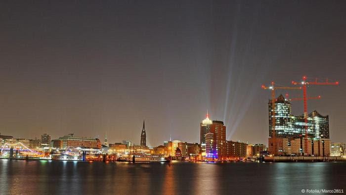 Hamburg Panorama</p>
<p>hamburg; hamburger hafen; skyline; elbe; hafen; industrie; nacht; hdr; wasser; bauwerk; blaue stunde; high dynamic range; attraktion; architektur; wahrzeichen; elbphilharmonie; sandtorkai; baustelle; kran; krane; beleuchtet; nachtaufnahme; hafencity; oper; hanseatic trade center; mckinsey; illumination; cap san diego; himmel; kräne; landungsbrücken; michaelis; michel; panorama; schiff; schiffe; st; stadt; tourismus; city; deutschland; europa; fließen; fluß; haeuser; hamburger; häuser; kirche; kirchen; metropole” /></p></div>
<div>
<h4>SOCIEDAD</h4>
<h2></h2>
</div>
</div>
<div>
<p>El nuevo proyecto de renovación urbana HafenCity en Hamburgo promete atraer a más de 12 mil residentes y 40 mil trabajadores. Las iglesias han decidido aportar su granito de arena con un centro religioso de avanzada.</p>
<div>
<p>Incluso el alcalde de Hamburgo, Olaf Scholz, quien se caracteriza por sus declaraciones reservadas y escuetas, se mostró visiblemente entusiasmado en la inauguración del Foro Ecuménico de <em>HafenCity</em>este verano en Hamburgo. Bajo el techo de este centro se unen 19 comunidades cristianas.</p>
<p>En el evento, que reunió a más de 500 personas, el político socialdemócrata afirmó que la existencia de esta nueva edificación religiosa, en medio de compañías navieras, grandes editoriales y bancos es “una convincente y útil señal del ecumenismo”.</p>
<p>Kirsten Fehrs, obispa protestante de Hamburgo, también ha llamado la atención sobre este interesante contraste. “En medio de las fachadas de cristal” esta edificación religiosa de seis pisos plantea cuestiones sobre el sentido de la vida. Este edificio, que  tiene el objetivo de convertirse en un lugar de encuentro para el vecindario, también alberga la oficina del obispo, el Consejo de Iglesias Cristianas, 26 apartamentos y una tienda de comercio justo. El Foro ha sido financiado mayoritariamente por la Iglesia Evangélica, la cual ha aportado 13,5 Millones de Euros.</p>
<p><strong>Espiritualidad y “Espíritu”</strong></p>
<p> </p>
<div><strong><strong><img src=