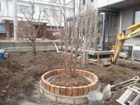 より手がかからないお庭を アンティークレンガの花壇でおしゃれに 岡谷市の庭づくり 外構 ガーデニングの専門店