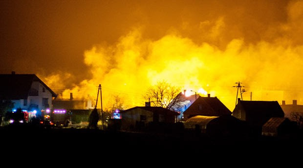 Explosão incendiou ao menos 12 casas nesta quinta-feira (14) em cidade no oeste da Polônia (Foto: Pawel Jaskolka/AP)