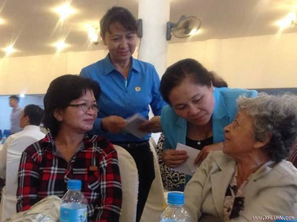 Bà Nguyễn Thị Lệ, Trưởng ban Dân vận Thành ủy TP.HCM, thăm hỏi và tặng quà các công nhân bị tai nạn lao động. Ảnh: P.ĐIỀN