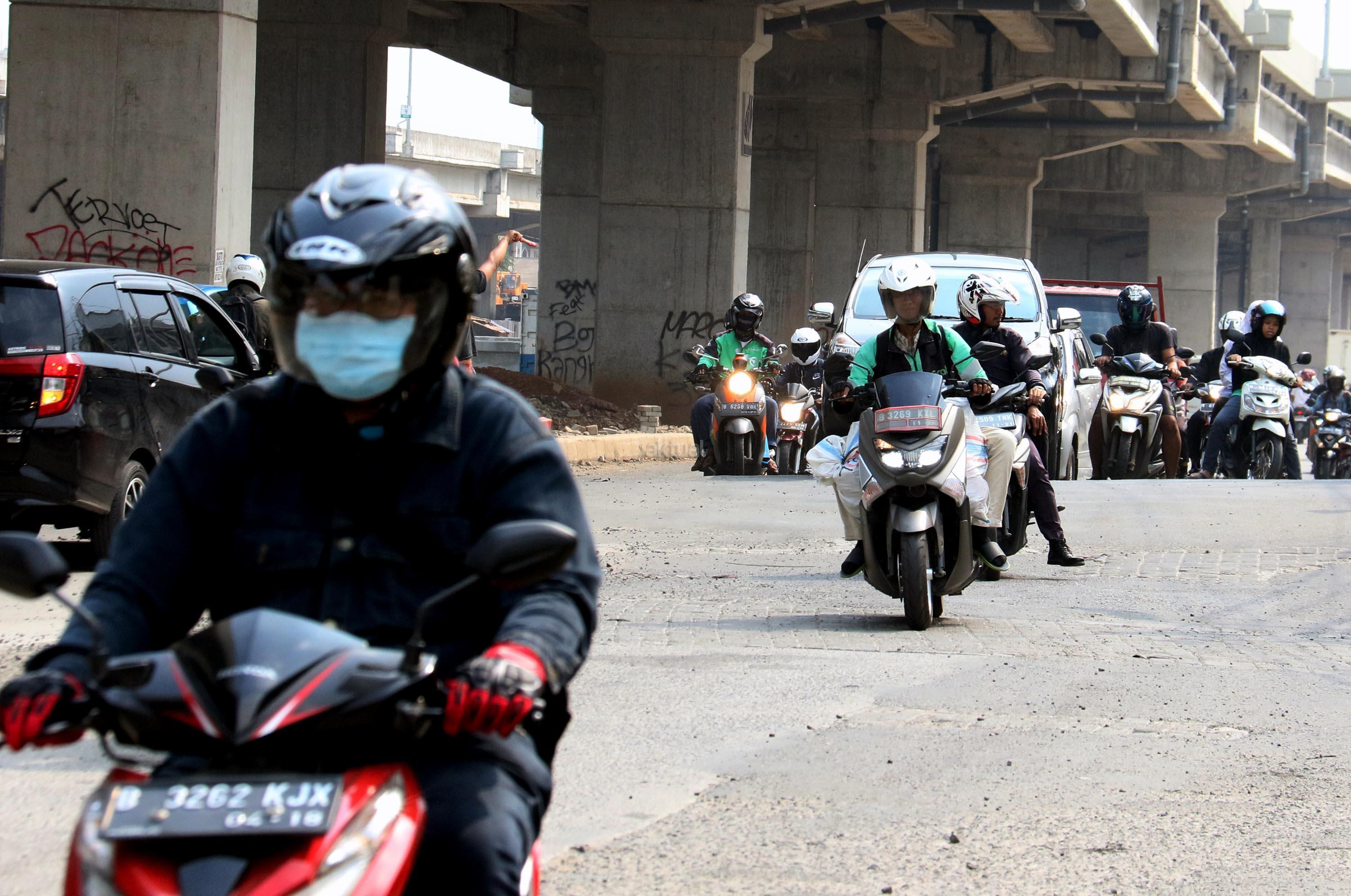 Jalan Raya Kalimalang Rusak Membahayakan Keselamatan Pemudik