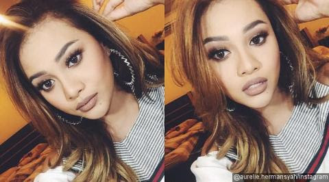 Foto : Astaga! Duduk di Bandara, Aurel Hermansyah Berani Pamer 'Belahan Dada' Diapit Dua Pria HorasSumutNews.com - Berita Terkini Aurel Hermansyah Terbaru Hari Ini -Aurel Hermansyah kembali menuai kehebohan. Saat hendak berangkat untuk tampil sebagai DJ di Padang, Aurel tampil seksi diapit dua pria.