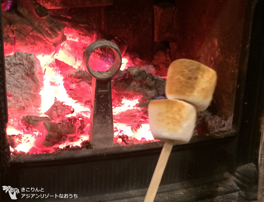 薪ストーブで焼きマシュマロ