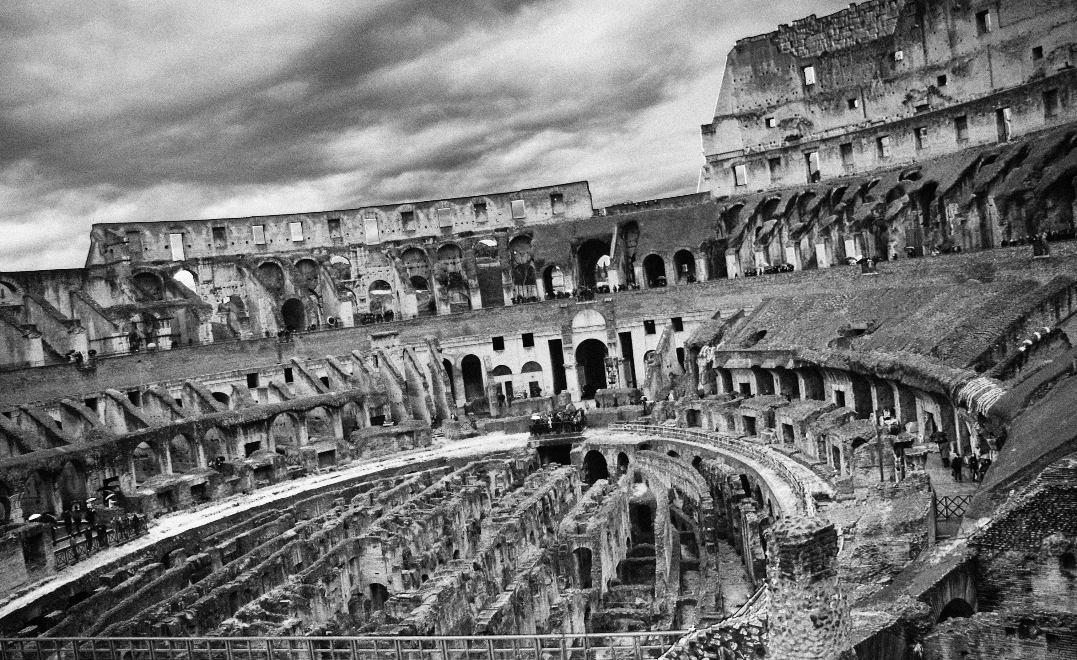 フリー写真素材 建築 建造物 遺跡 コロッセオ コロッセウム イタリア ローマ モノクロ写真 画像素材なら 無料 フリー写真素材のフリーフォト