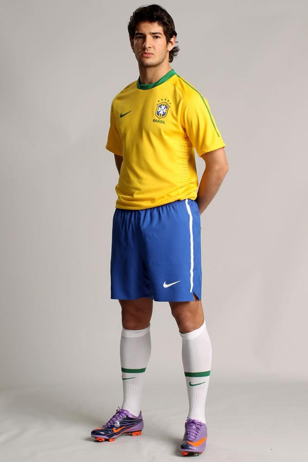 ブラジル代表 10 11年nike新ユニフォーム ホームモデル 発表 Football Shirts Voltage Com サッカー各国代表 クラブユニフォーム