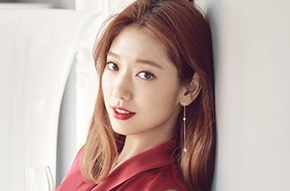 Foto: Dari keempat foto di iklan Swarovski ini, Pose Shin Hye mana yang jadi favorit kalian? http://ift.tt/20kt43r - Berita Terkini Shin Hye Terbaru Hari Ini -Kabar yang satu ini tampaknya sudah ditunggu-tunggu oleh fans Park Shin Hye. Bukan di proyek akting, Shin Hye baru saja menyapa fans lewat iklan yang dibintanginya. 