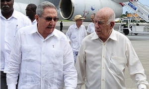 En el aeropuerto internacional José Martí, el Geneal de Ejército Raúl Castro y la delegación que lo acompañó a la fima del acuerdo de paz la ciudad colombiana de Cartagena de Indias, fueron recibidos por el compañero José Ramón Machado Ventura, Segundo Secretario del Comité Central del Partido Comunista de Cuba.