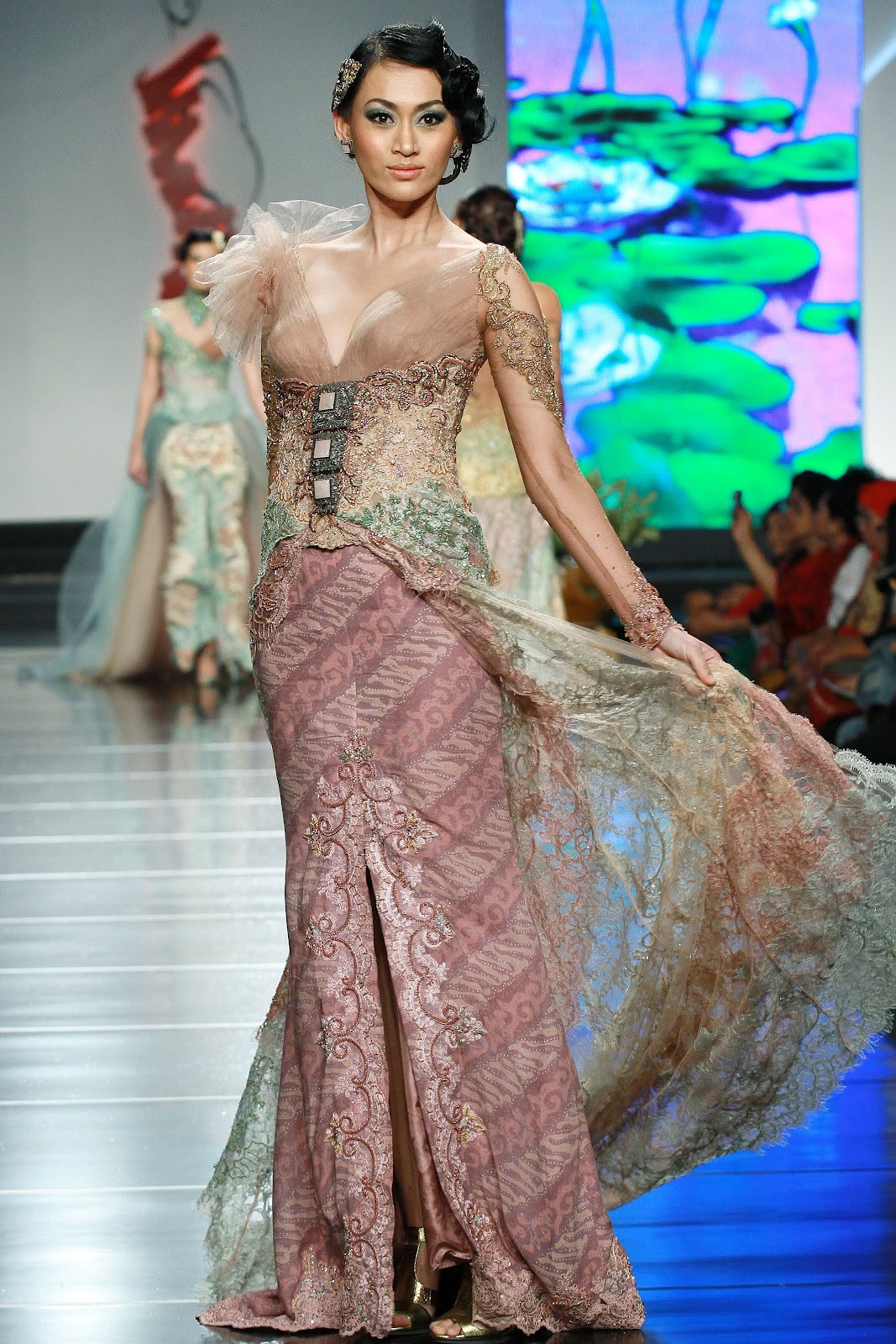 60 Model Kebaya Brokat Modern Modifikasi Terbaru 2022 60 Model Kebaya Brokat Modern Modifikasi Terbaru 2022