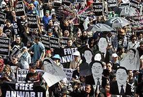 Peserta Himpunan #KitaLawan Kini Di KLCC - Dihalang Dari Memasuki KLCC Oleh Polis.