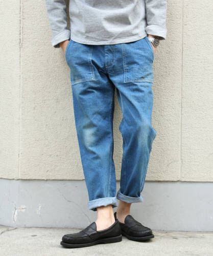 明るい青のデニムパンツ ジーンズ クロップド 半端丈 のメンズ