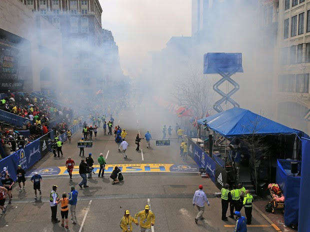 Foto mostra fumaça momentos depois de uma das explosões na linha de chegada da Maratona de Boston. (Foto: David L. Ryan/The Boston Globe via Getty Images)