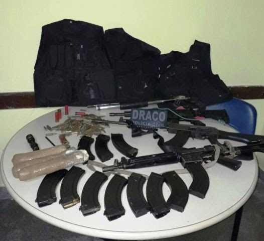 Polícia apreende granada e fuzis após confronto; dois homens morreram