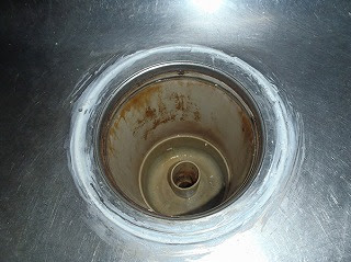 目黒区にてシンク一部に穴が開き 補修対応しました 水のトラブルレスキュー隊